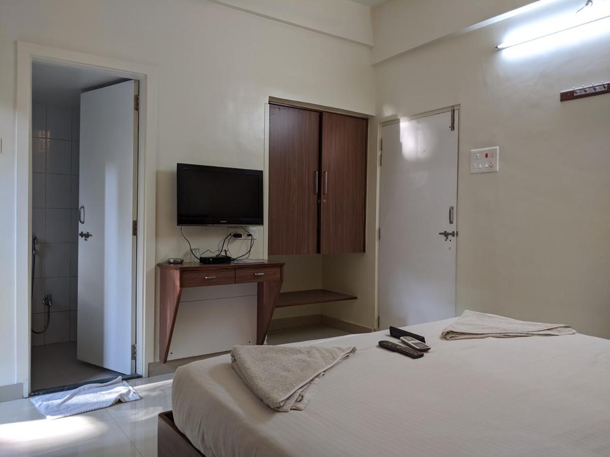 Suryavilla Hotel Poona Buitenkant foto